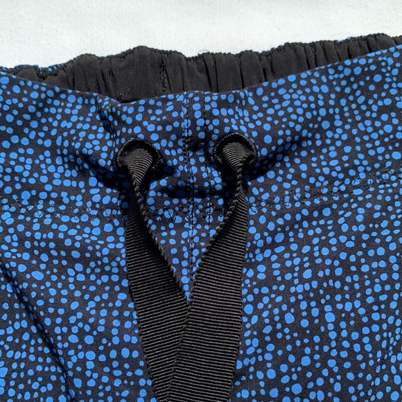 Lululemon Spring Break Away Short II Blue and Black Print Size 6 - Picture 7 of 10